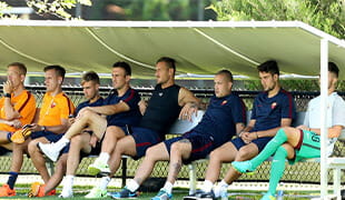 I giocatori della Roma a riposo durante il ritiro estivo 2016