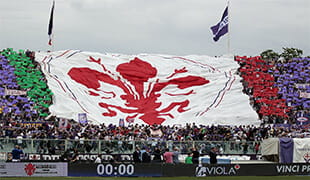 La coreografia della curva della Fiorentina con il giglio