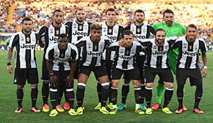 La Juventus durante un'amichevole estiva in preparazione della stagione 2016/17