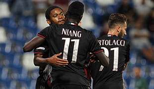 I giocatori del Milano festeggiano dopo un gol in un'amichevole precampionato