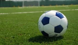 Un campo da calcio con sopra un pallone